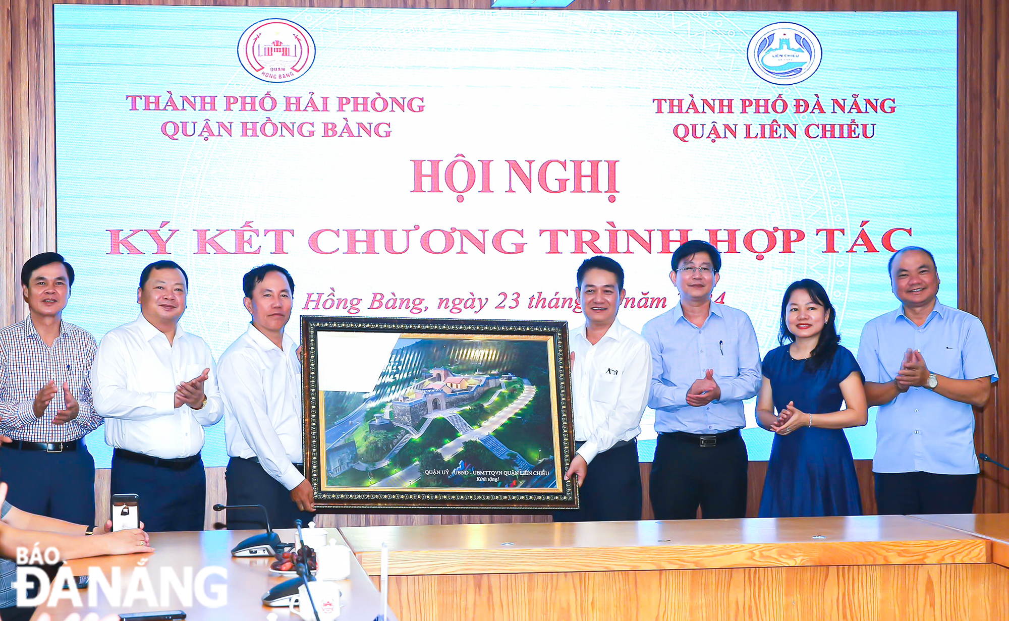 Leaders of Lien Chieu District (right) presenting a souvenir to leaders of Hong Bang District. Photo: MINH TRI