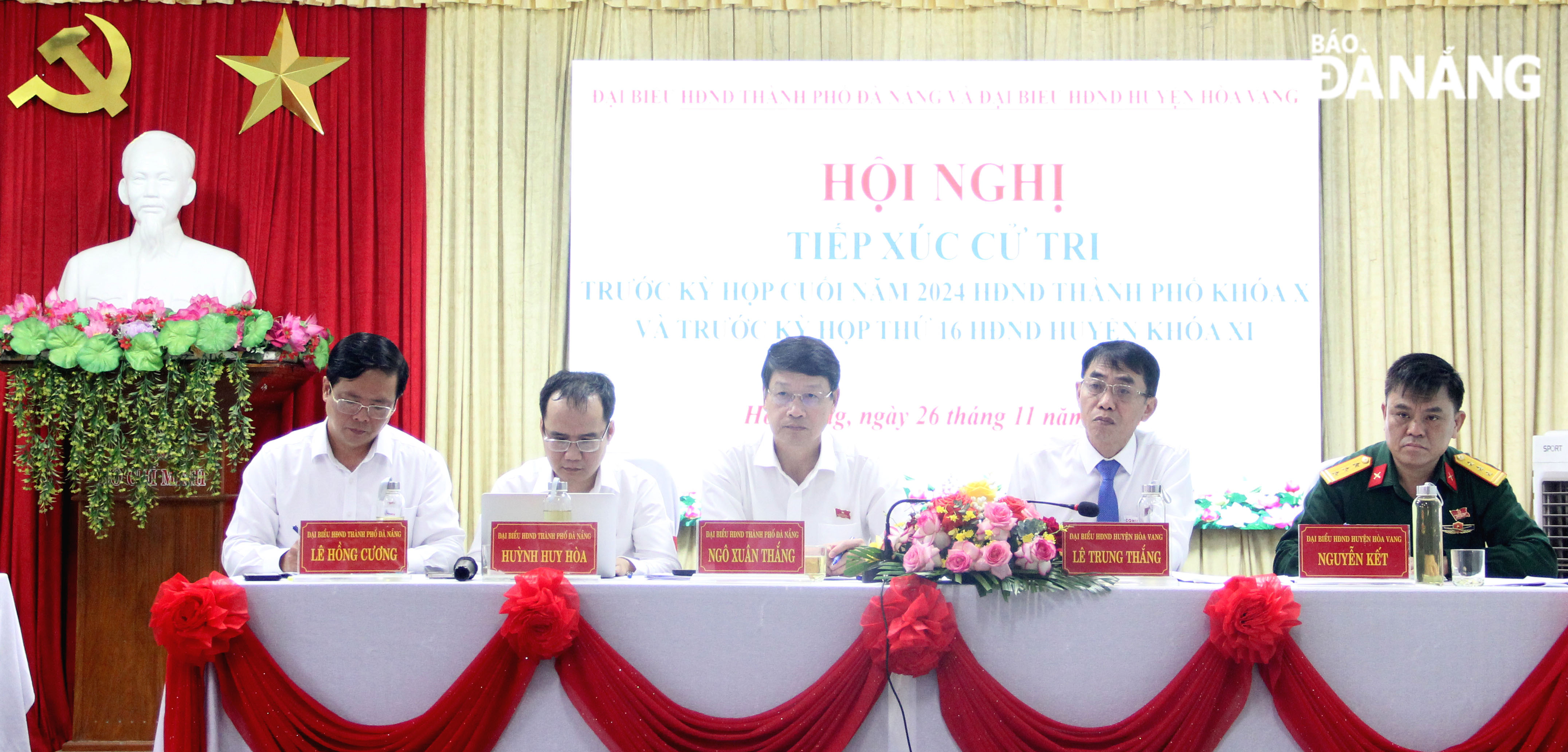 Chủ tịch HĐND thành phố Ngô Xuân Thắng (giữa), các đại biểu HĐND thành phố, các đại biểu HĐND huyện Hòa Vang tiếp xúc cử tri xã Hòa Phong. Ảnh: XUÂN HẬU