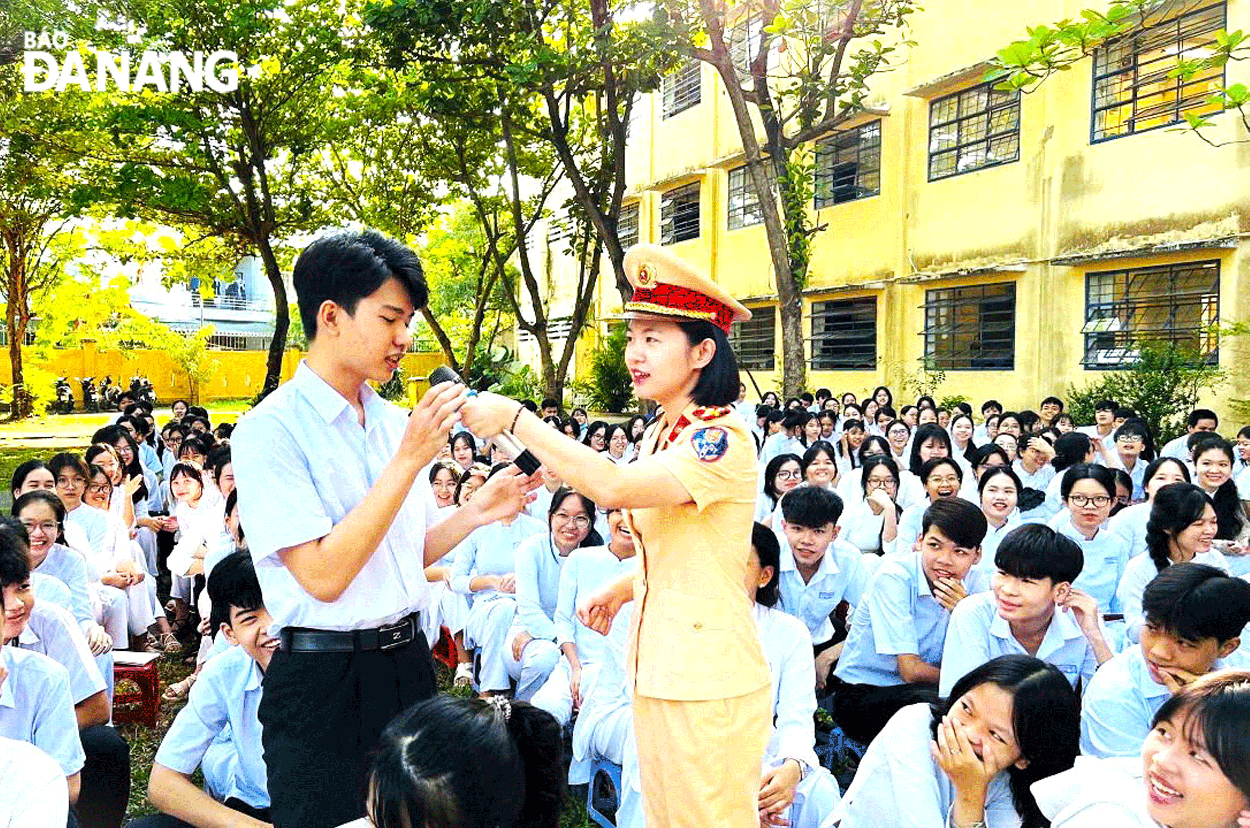 Công an quận Liên Chiểu tuyên truyền, phổ biến Luật Giao thông đường bộ tại Trường THPT Nguyễn Thượng Hiền đầu năm học 2024-2025. Ảnh: NGỌC QUỐC