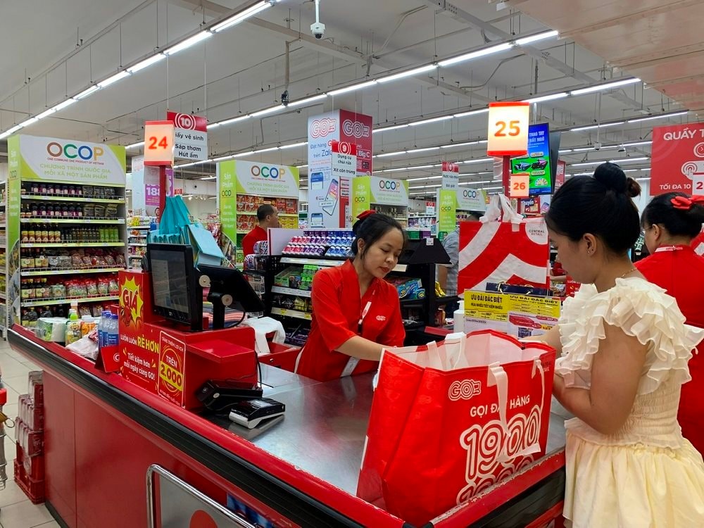 People pay and put their goods in reusable bags when shopping at Big C supermarket in Da Nang.(Photo: