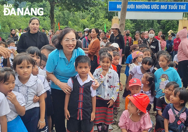 Mrs. Tam during a charity trip to give gifts to children in remote areas. Photo: MINH TAM