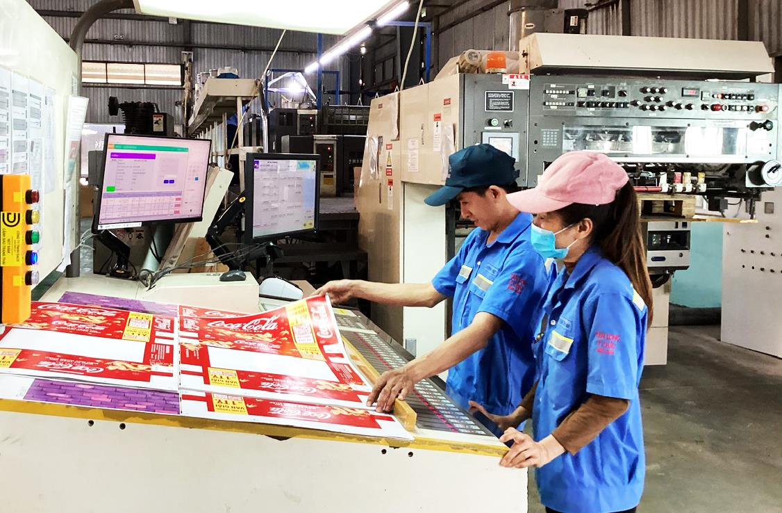 Enterprises proactively save energy towards developing green production. Here is a production stage at the smart factory of Tan Long Packaging Company Limited Photo: TRONG HUNG