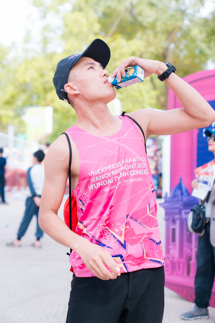 Runner trải nghiệm Sữa hạt cao đạm Vinamilk trong race-kit…