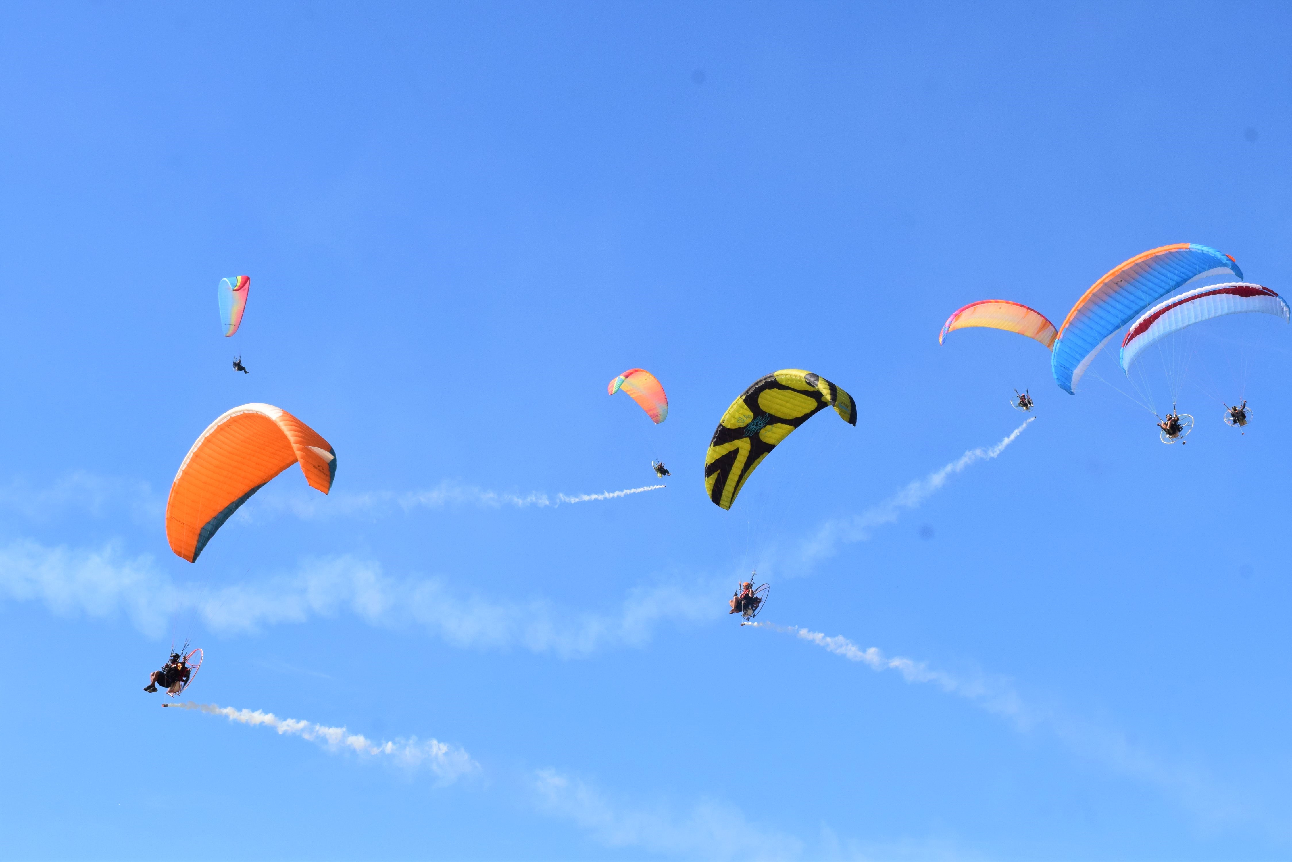 Paragliding is one of the attractive sports that attract many tourists to experience when traveling to Da Nang. Photo: PHI NONG