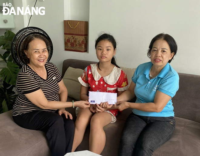 The Women’s Union in Hoa An Ward, Cam Le District, Da Nang giving financial support to a child under the 