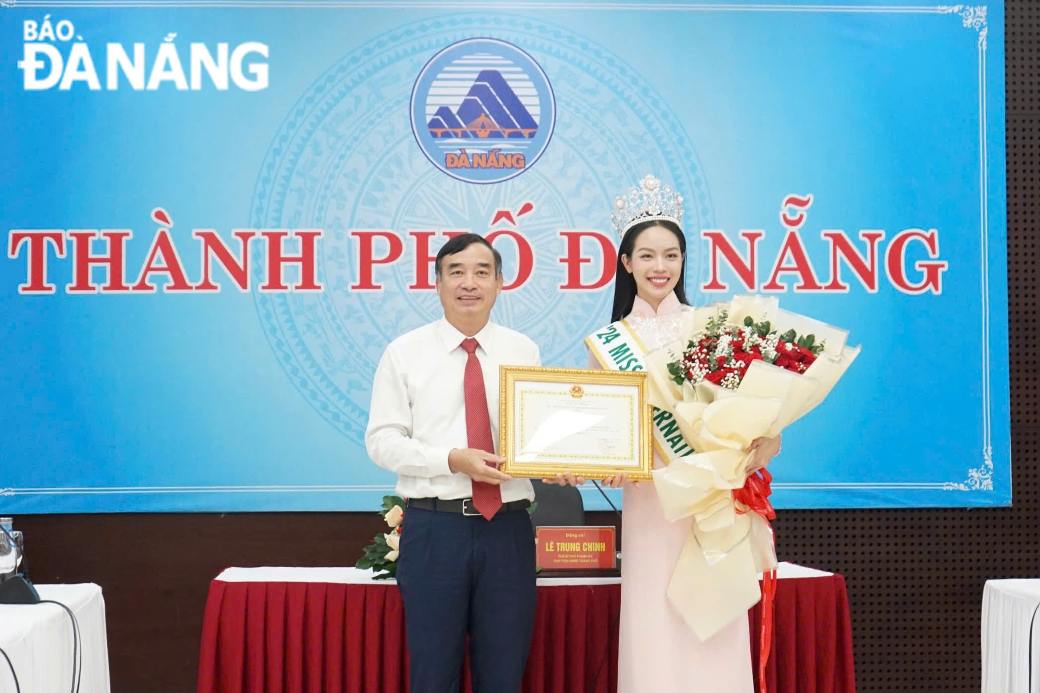 Chairman of the Da Nang People's Committee Le Trung Chinh presented a Certificate of Merit to Huynh Thi Thanh Thuy for her excellent achievement in winning the Miss International 2024 contest. PHOTO: KHANH NGAN