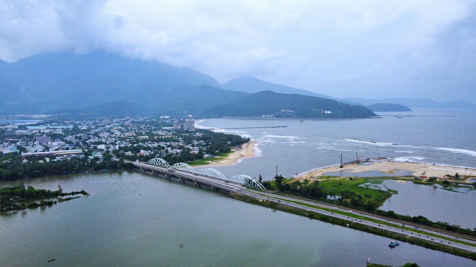 Nam O - where Cu De River flows into the sea. Photo: XUAN SON