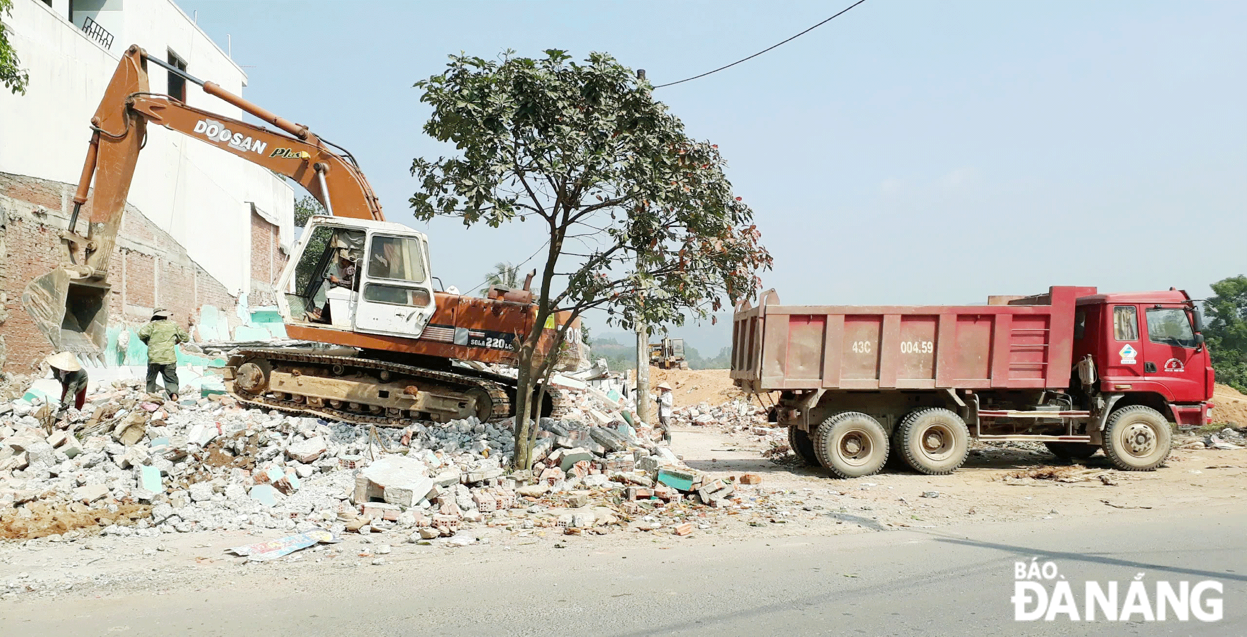 Chính sách hỗ trợ đền bù có lợi cho hộ giải tỏa sẽ giải quyết nhanh khâu giải phóng mặt bằng để kịp thời triển khai dự án. TRONG ẢNH: Giải phóng mặt bằng thi công nút giao đầu tuyến cao tốc Đà Nẵng- Quảng Ngãi. Ảnh: NAM TRÂN