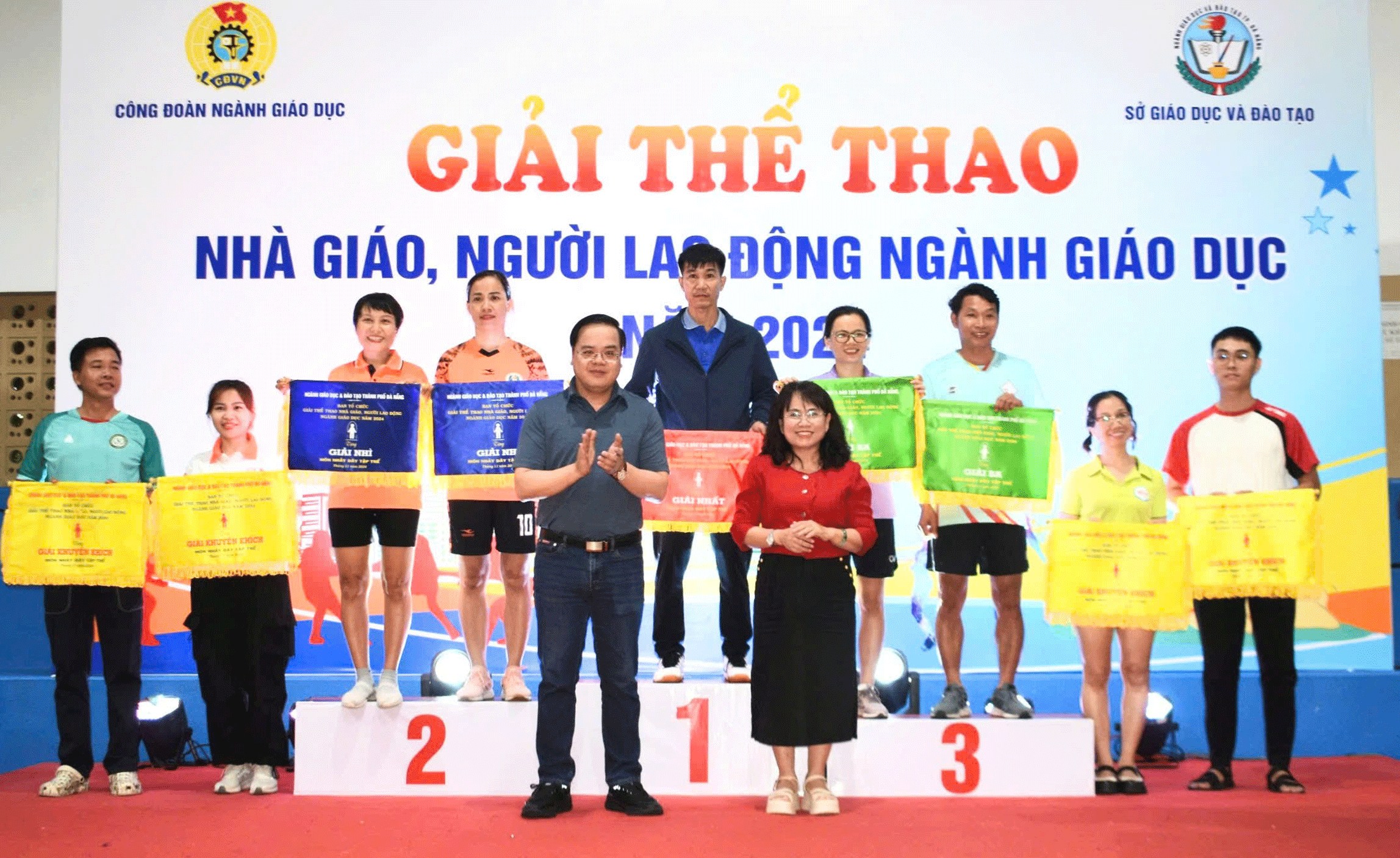 Các đơn vị đạt thành tích cao tại giải Thể thao nhà giáo, người lao động ngành giáo dục năm 2024.  Ảnh: SONG PHƯƠNG