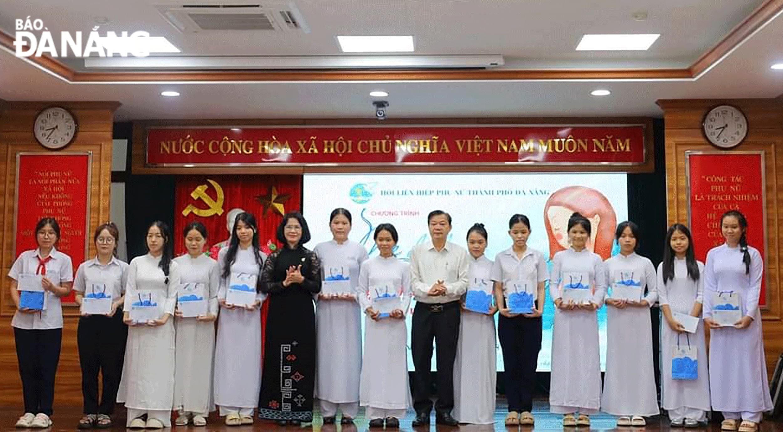 The Da Nang Women's Union and agencies and units presented gifts to students who overcame difficulties and achieved good academic results in the 2023-2024 school year. Photo: L.H