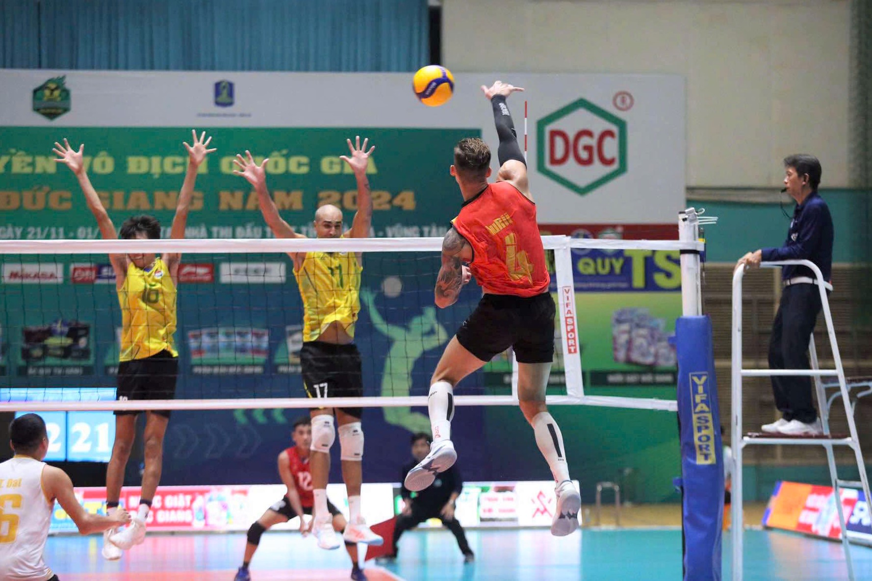 Da Nang men's volleyball team (in red jerseys) at the 2024 National Men's Volleyball Championship. Photo: PHI NONG