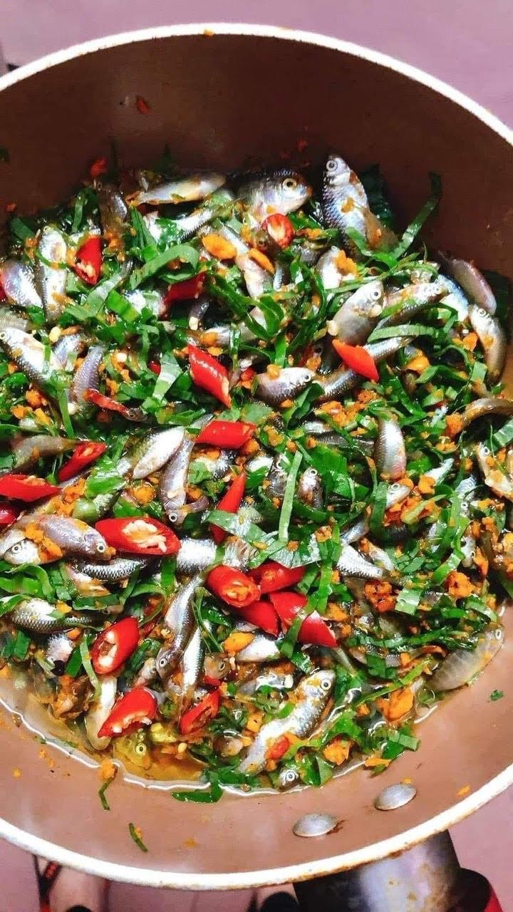 After marinating, the fish is usually left for half an hour to an hour to absorb the spices and then placed on the stove to cook. Photo: D.D