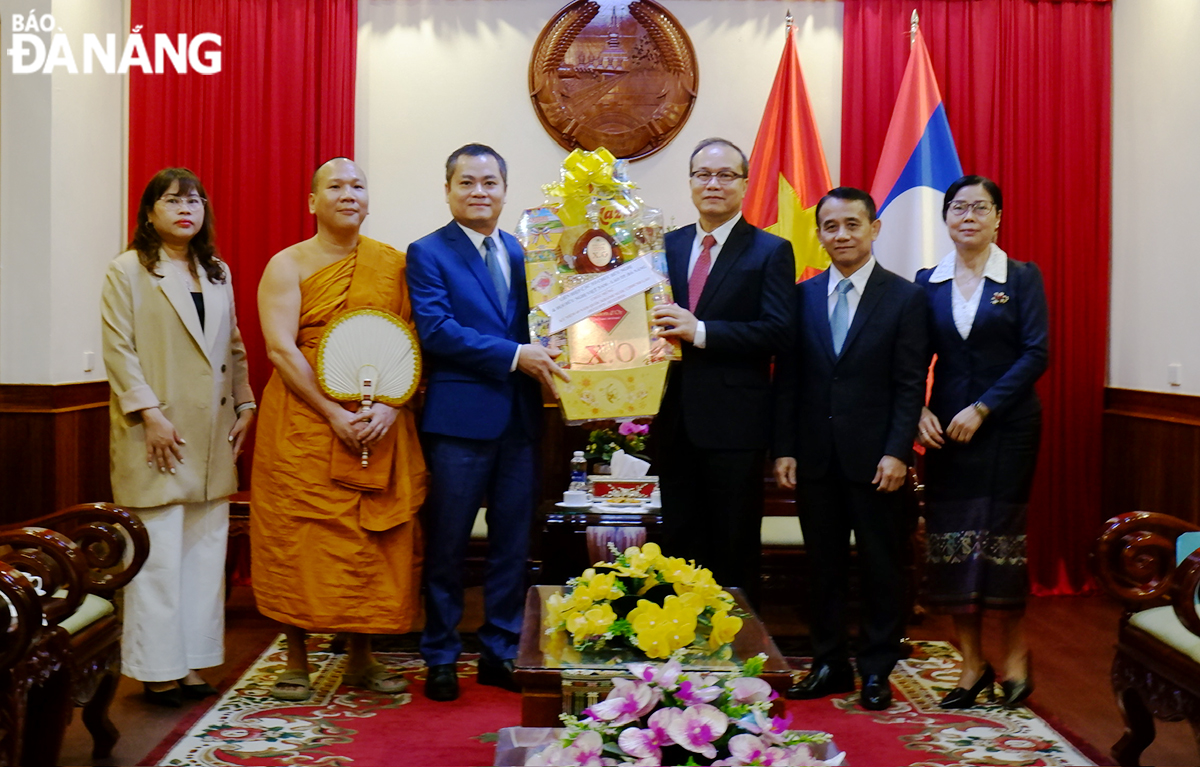 Lãnh đạo Liên hiệp các tổ chức hữu nghị thành phố, Hội hữu nghị Việt Nam - Lào thành phố thăm, chúc mừng cán bộ, nhân viên Tổng Lãnh sự quán Lào tại Đà Nẵng. Ảnh: T.PHƯƠNG