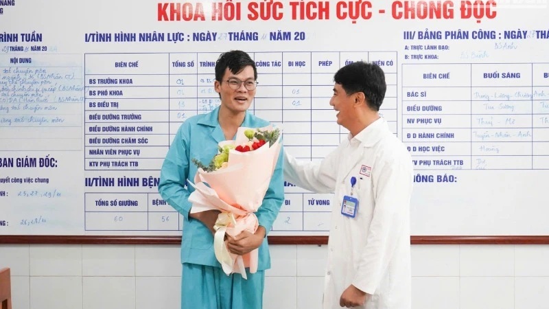 Dr. Le Duc Nhan, the Director of the Da Nang General Hospital presented flowers and congratulated patients on the morning of November 27. (Photo: NDO)