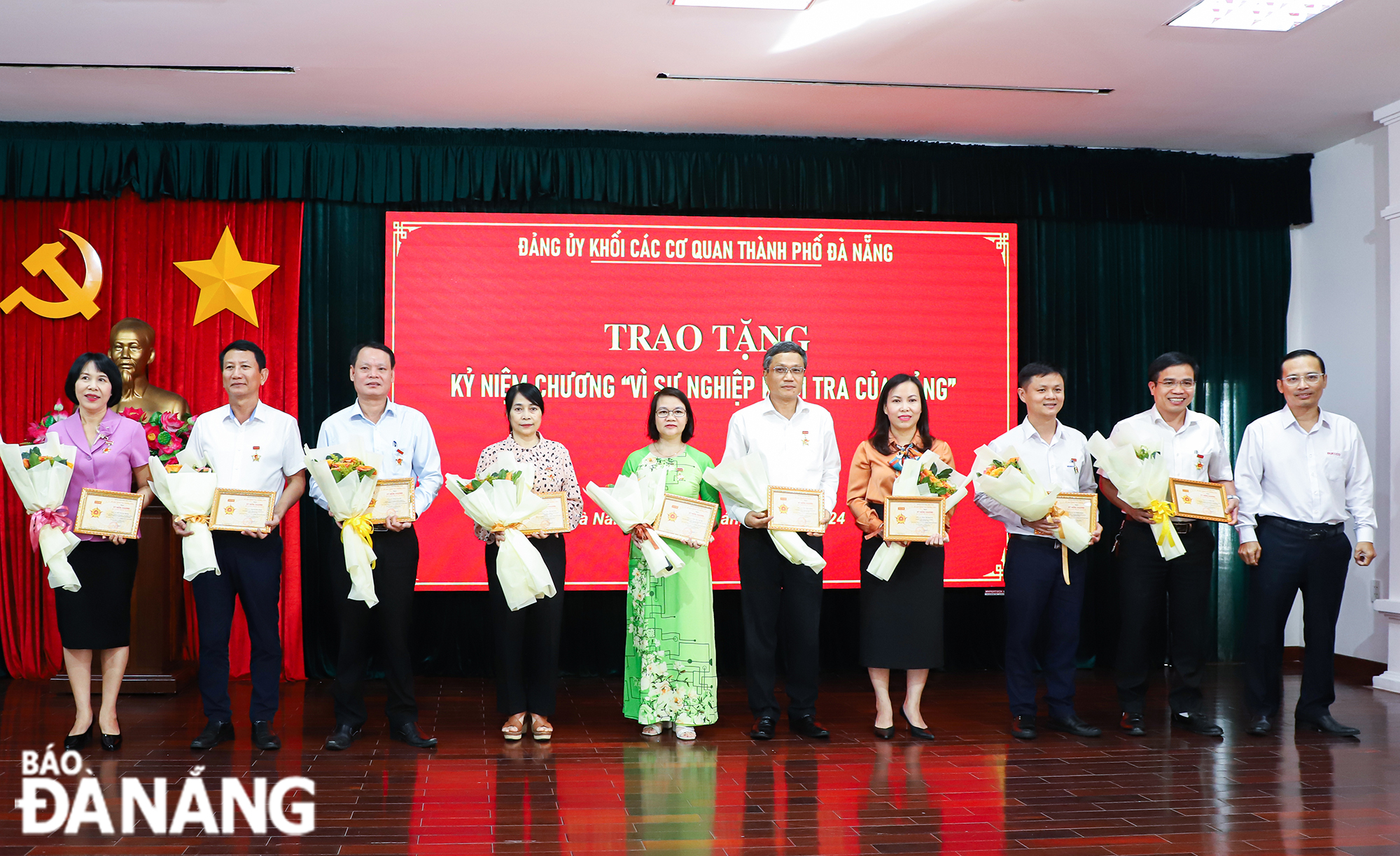 Phó Bí thư phụ trách Đảng ủy khối Các cơ quan thành phố Hà Đức Hoài (ngoài cùng) trao kỷ niệm chương cho các cá nhân. Ảnh: NGỌC PHÚ