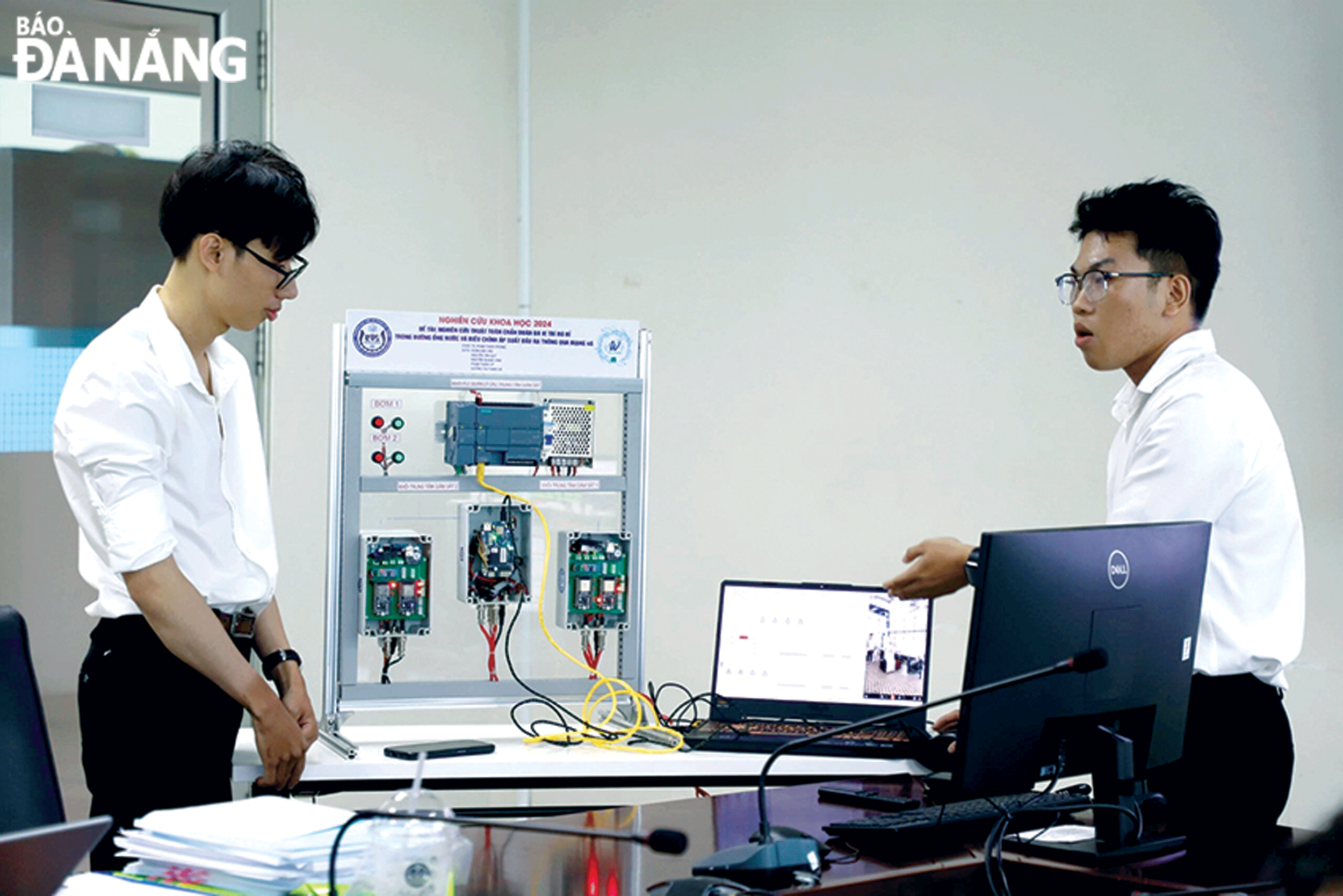 By participating in scientific research, university students learn many skills and become more mature after each project. Students from the University of Technology and Education under the University of Da Nang are seen introducing their group project. Photo: THU HA