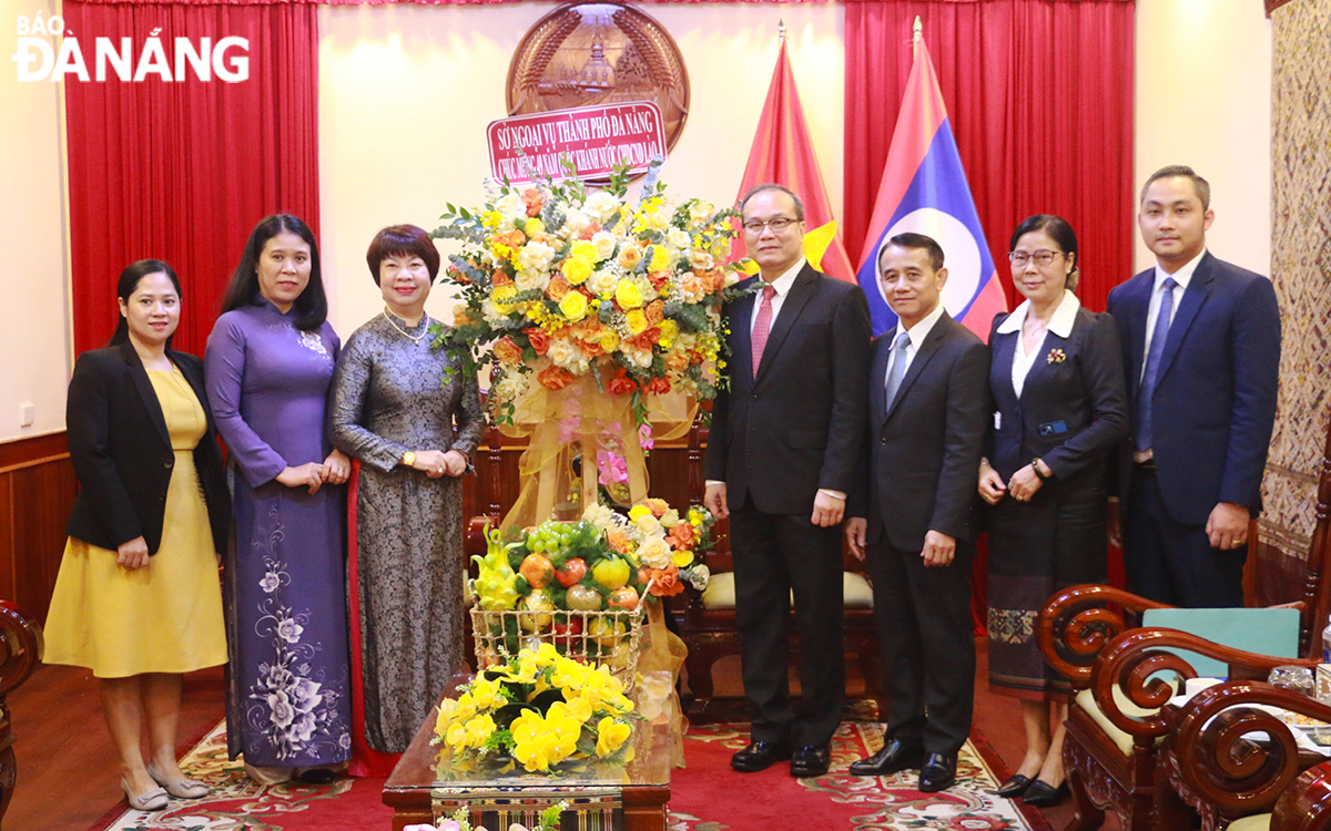 Deputy Director of the municipal Department of Foreign Affairs Nguyen Thuy Anh (3rd, left) giving flowers to congratulate the staff of the Lao Consulate General in Da Nang. Photo: T.PHUONG