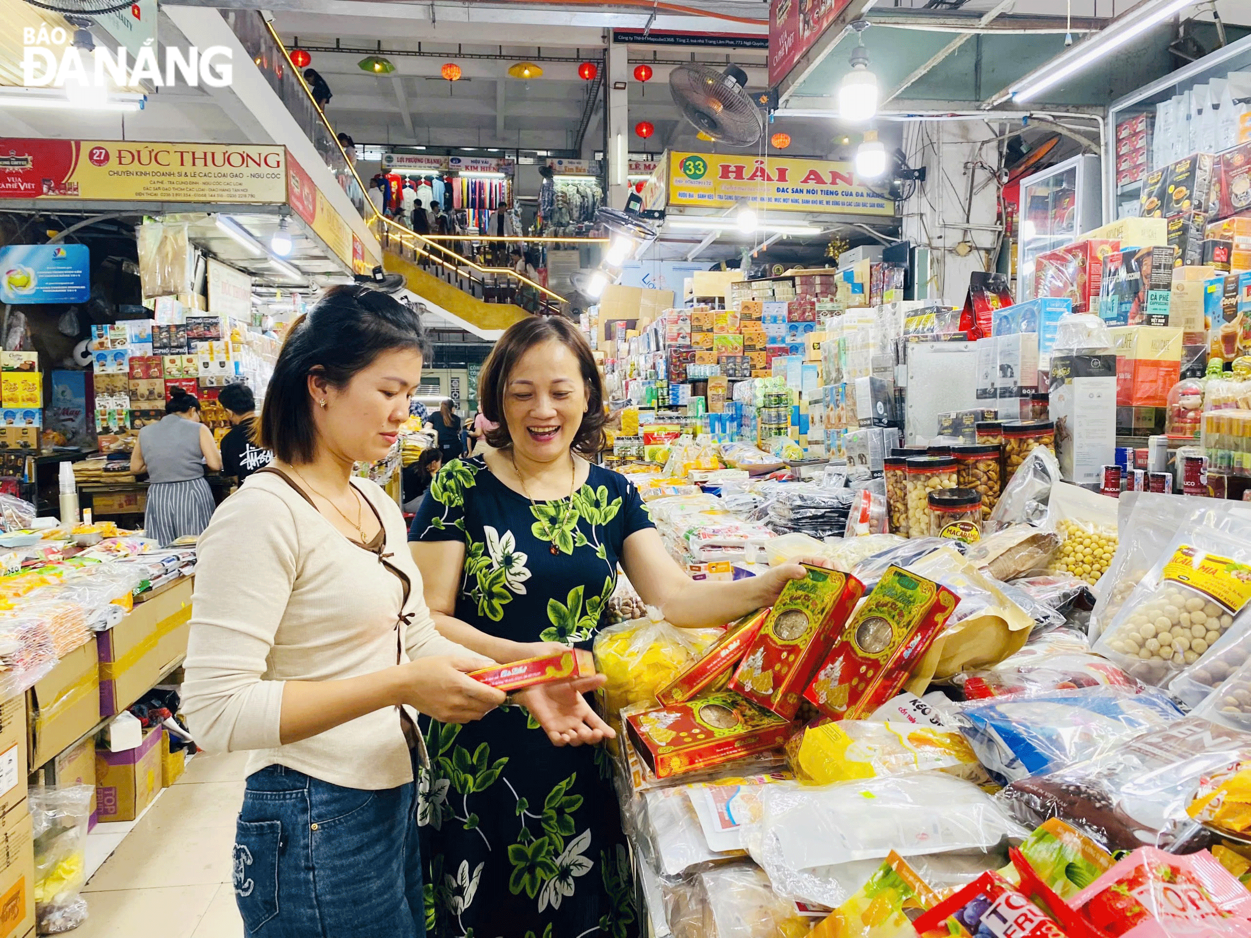 Many OCOP products of Da Nang are on sale to serve the shopping needs at the end of the year and the upcoming Tet holiday. IN PHOTO: People and tourists buying Da Nang specialties at the Han Market. Photo: MAI LY