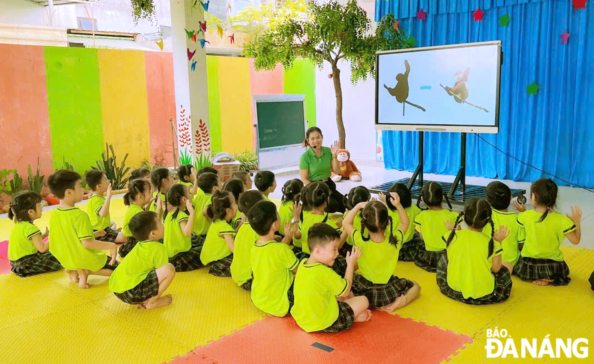 Ms. Nguyen Thi Bich Ngoc in a class at Hong Dao Kindergarten. Photo: NGOC HA