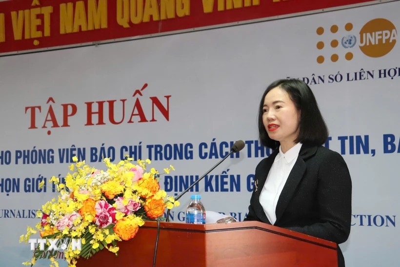 Bà Hoàng Thị Thơm, Phó Cục trưởng Cục Dân số (Bộ Y tế) phát biểu. (Ảnh: TTXVN phát)