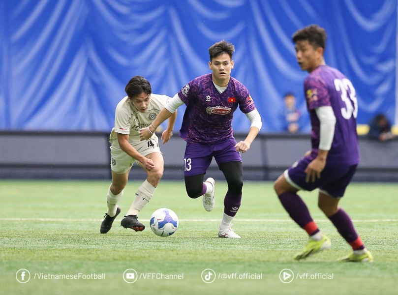 Đội tuyển Việt Nam (bên phải) thể hiện phong độ tốt, thắng 2-0 trước Daegu FC ở trận giao hữu thứ 2 tại Hàn Quốc. Ảnh: VFF	