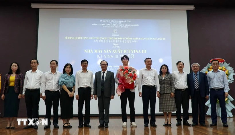 Leaders of Da Nang departments and agencies and the representatives of Dentium Co., Ltd. pose for a souvenir photo  (Photo: VNA)