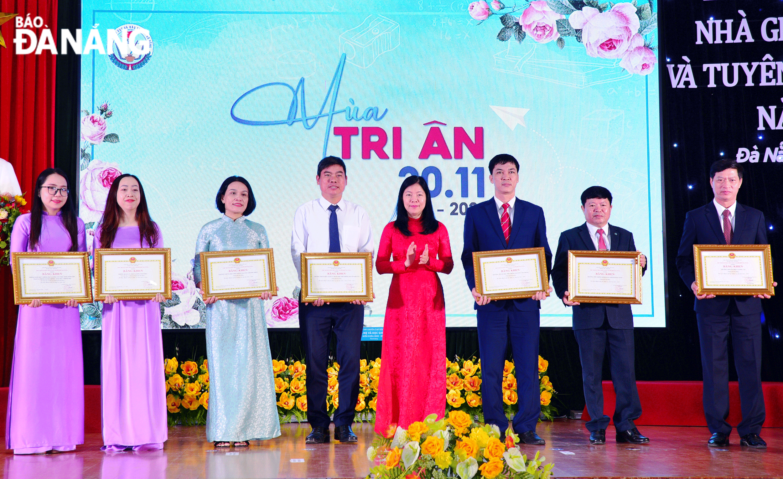 Principal of the Tuong Lai Specialised School Nguyen Duy Quy (first, right) received a Certificate of Merit from the Da Nang People's Committee in the emulation movement for the 2023-2024 school year. Photo: THIEN DUYEN