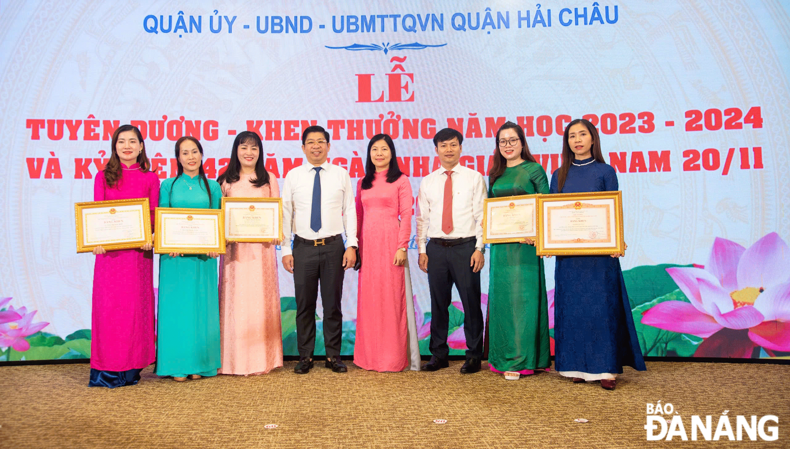 Authorities in Hai Chau District honour outstanding teachers for their teaching achievements. Photo: GIA MINH