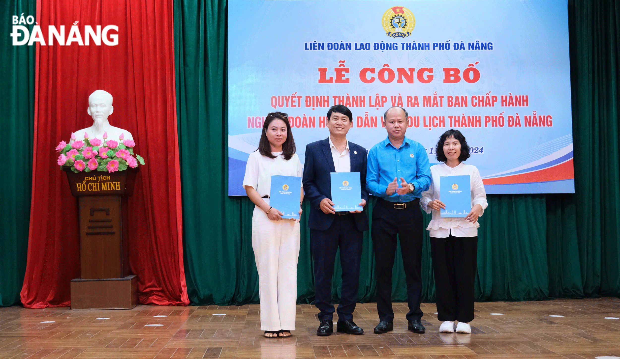 Mr Le Van Dai (right, second), Vice Chairman of the Municipal Labour Confederation, presents the decision to establish the Da Nang Tourist Guide Trade Union. Photo: DAT NGUYEN