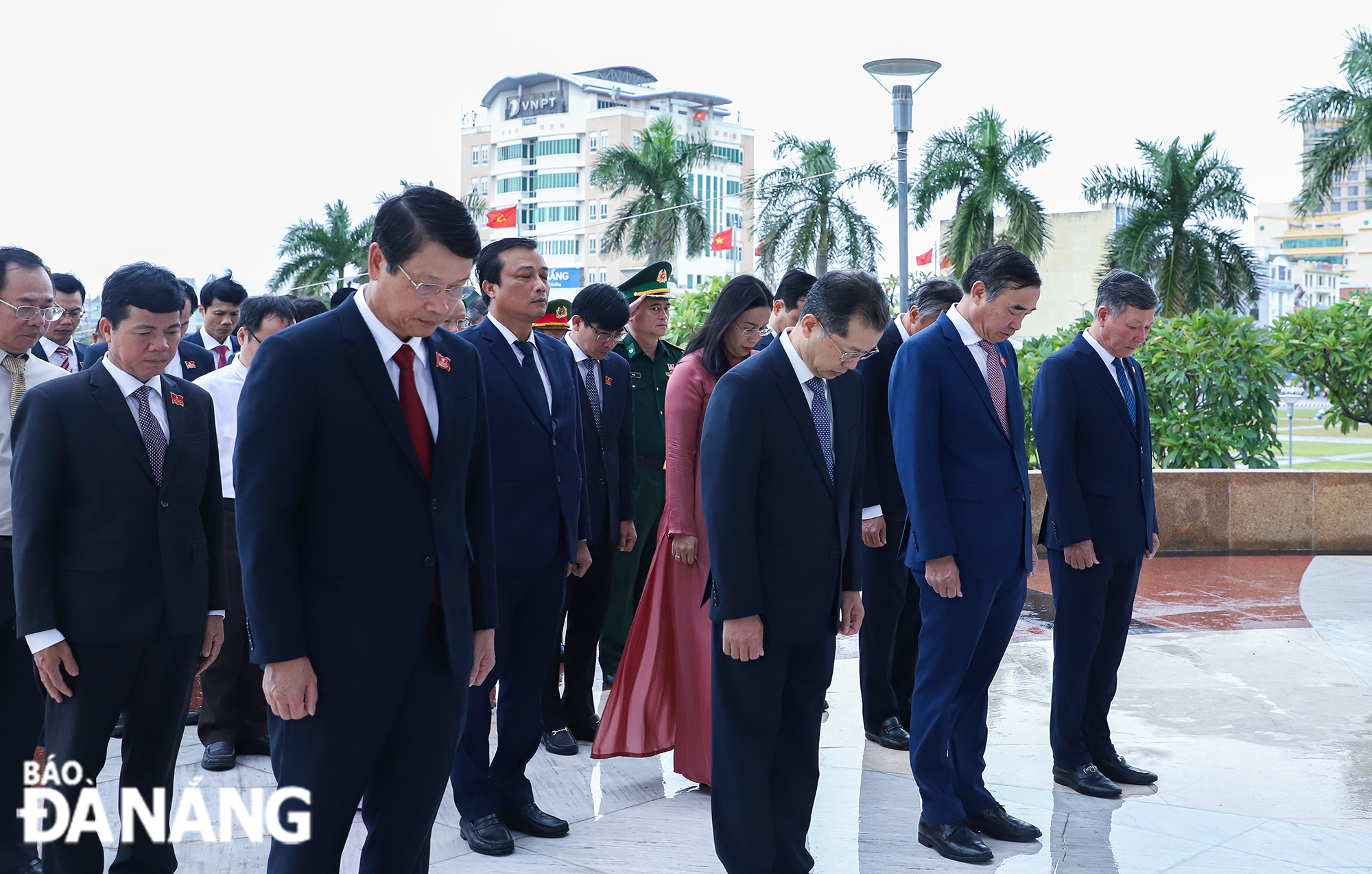 Đoàn đại biểu Quốc hội và HĐND thành phố Đà Nẵng dâng hương tại Đài tưởng niệm thành phố