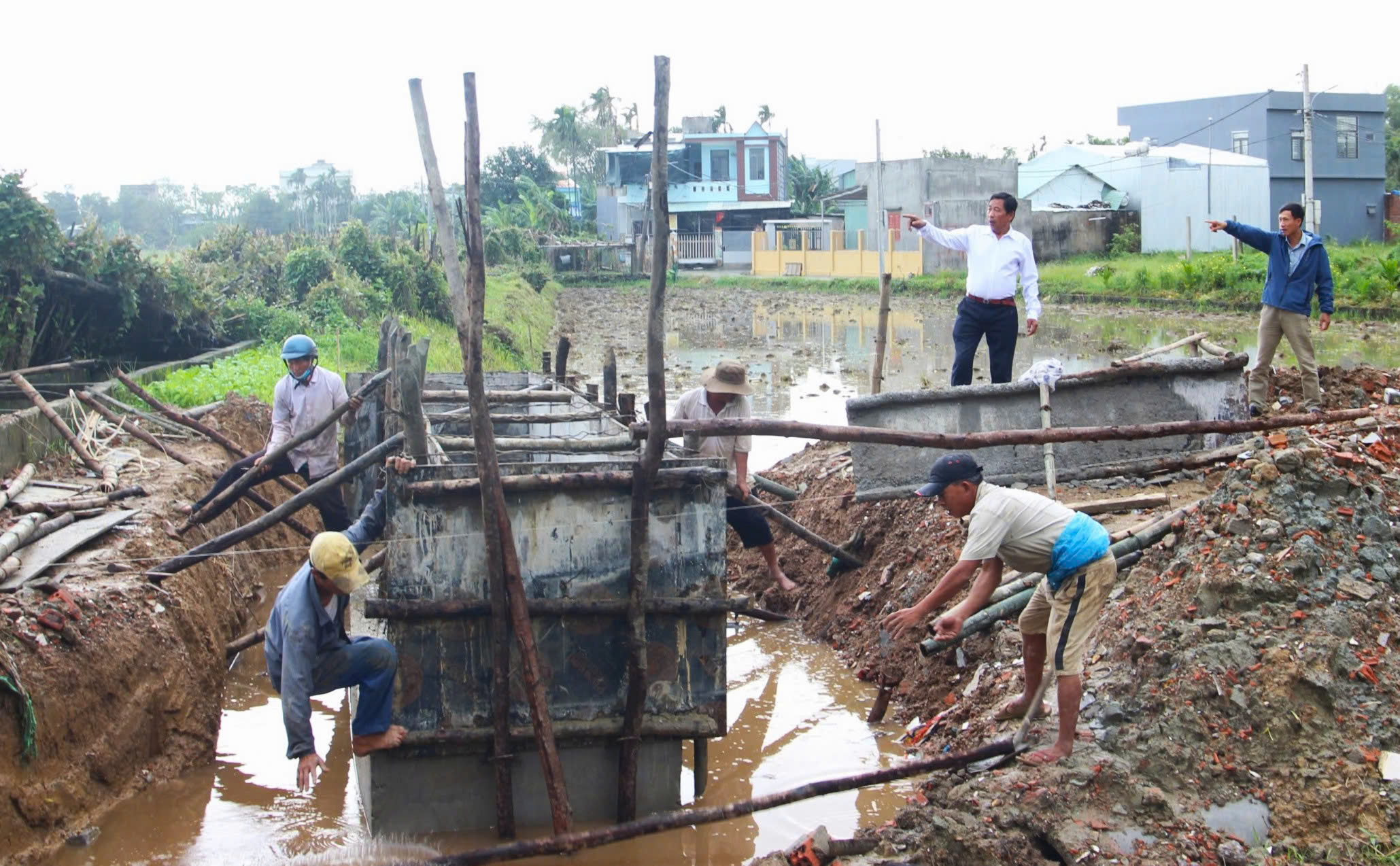 Vận động hội viên nông dân hiến đất làm đường