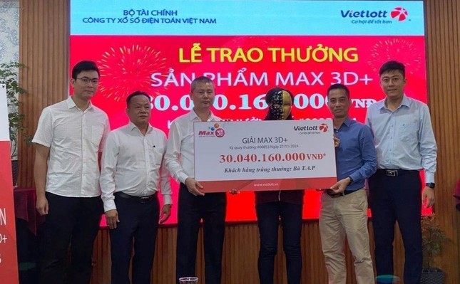 Một phụ nữ ở TP. Hồ Chí Minh trúng 30 giải đặc biệt của Vietlott