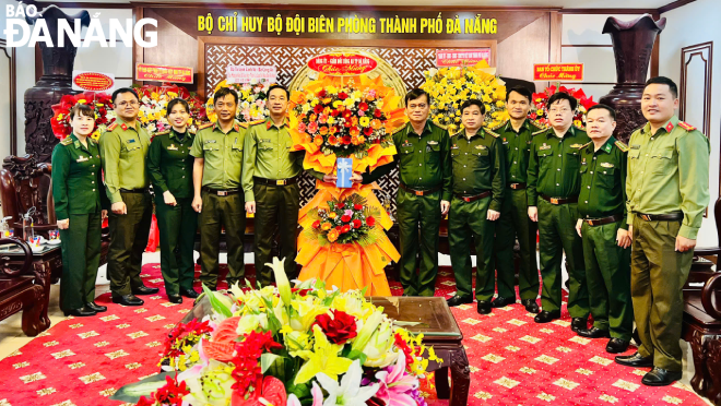 Lãnh đạo Công an thành phố tặng hoa chúc mừng Bộ đội Biên phòng thành phố