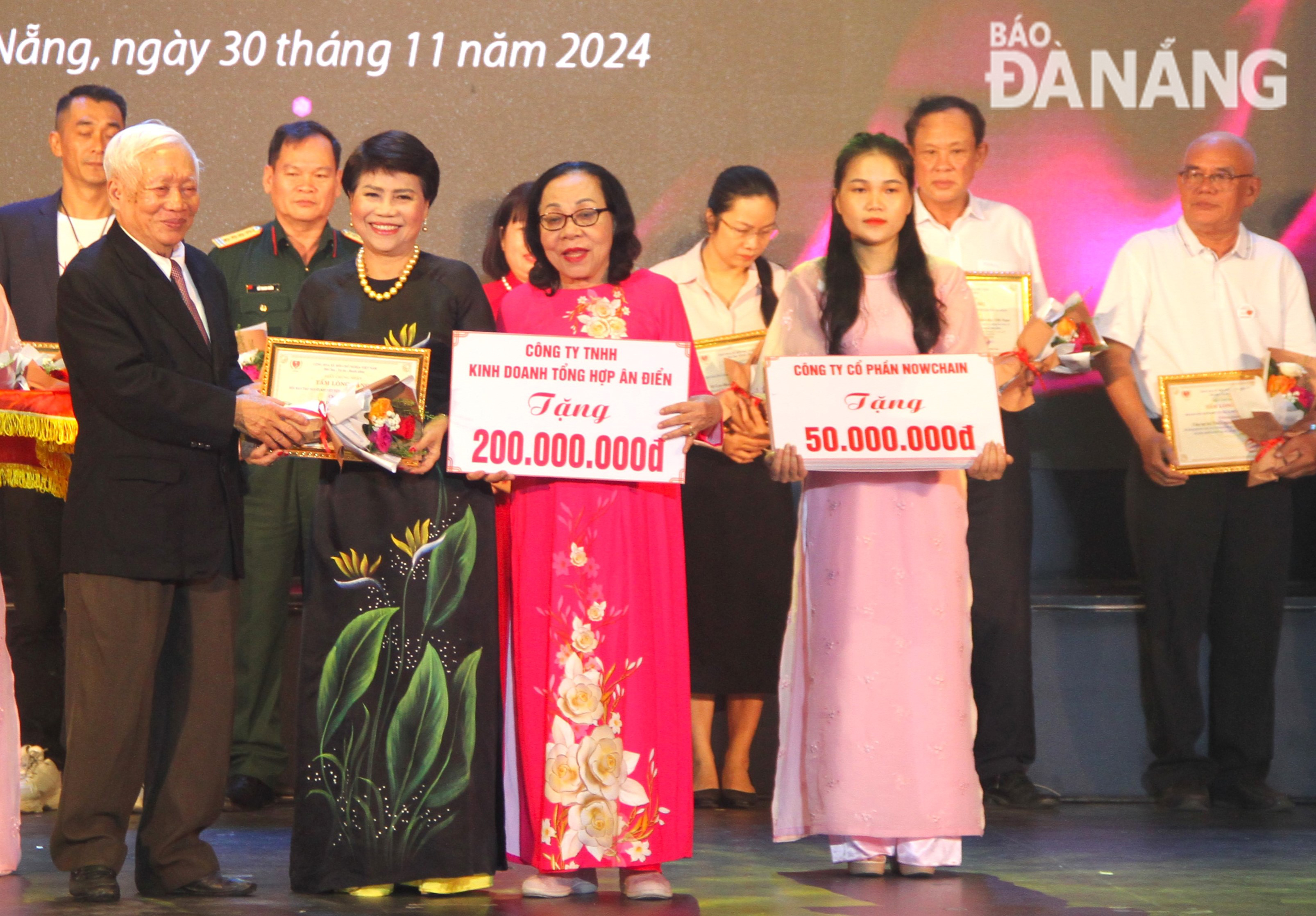 Leaders of the Da Nang Association for the Protection of the Disabled and Orphans received donations from agencies, units, businesses, and philanthropists. Photo: L.P