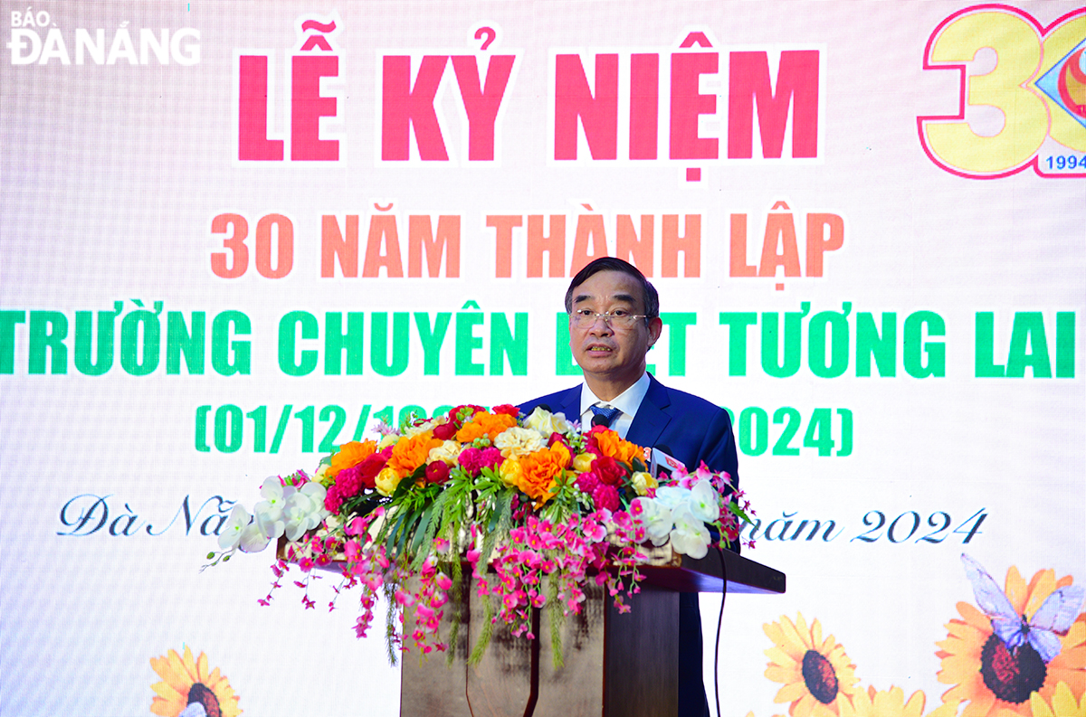 Chairman of the Da Nang People's Committee Le Trung Chinh speaks at the 30th anniversary of the establishment of the Tuong Lai Specialised School. Photo: XUAN DUNG