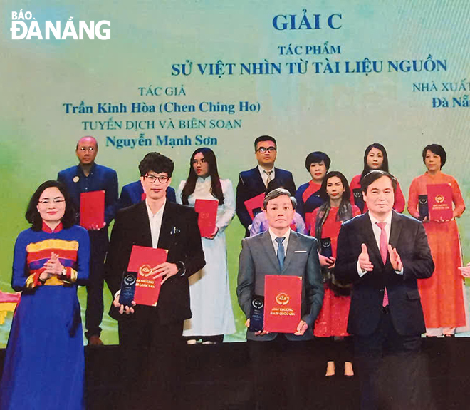 A representative of the Da Nang Publishing House and translator Nguyen Manh Son received a C prize for the work ‘Vietnamese History Viewed from Authentic Materials’. 