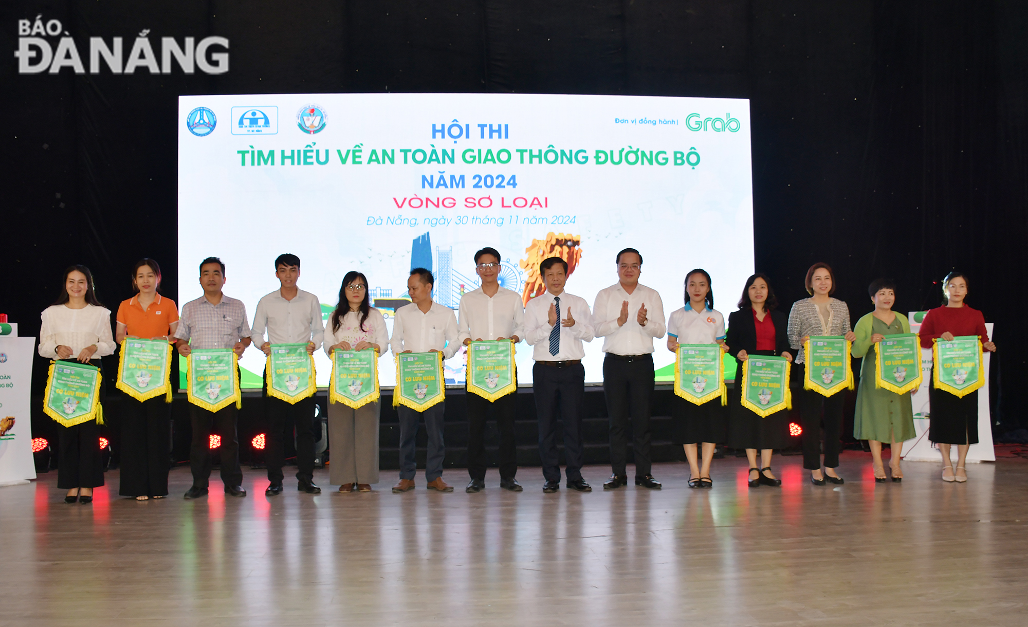 Presenting commemorative flags to participating teams. Photo: THANH LAN