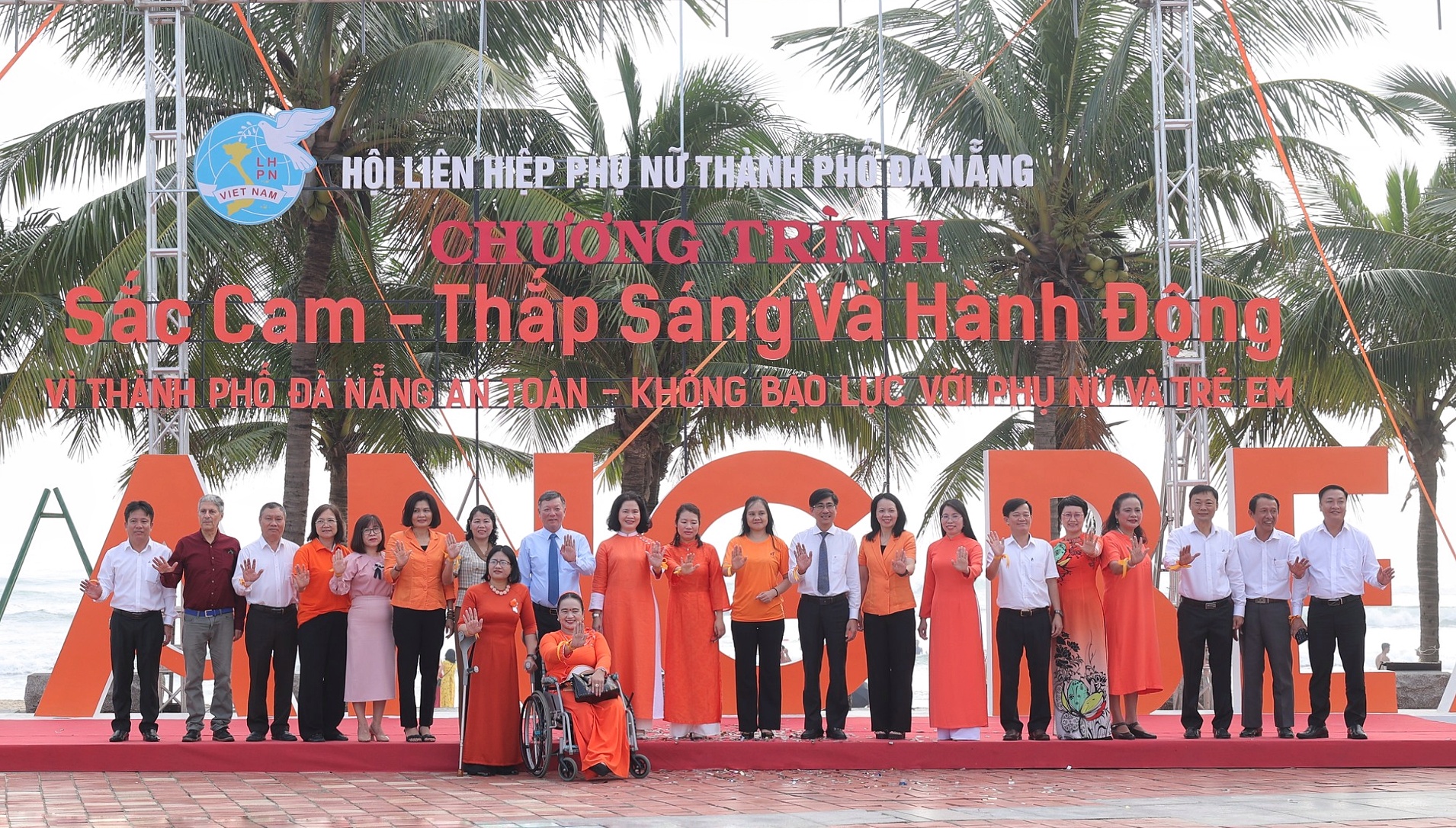 Hội Liên hiệp Phụ nữ thành phố tổ chức chương trình truyền thông “Sắc cam - thắp sáng và hành động”  vì thành phố Đà Nẵng an toàn, không bạo lực với phụ nữ và trẻ em. Ảnh: LAM PHƯƠNG