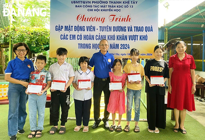 The Front Committee of Residential Area No. 13 in Thanh Khe Tay Ward giving gifts to disadvantaged children who overcome difficulties in studying.