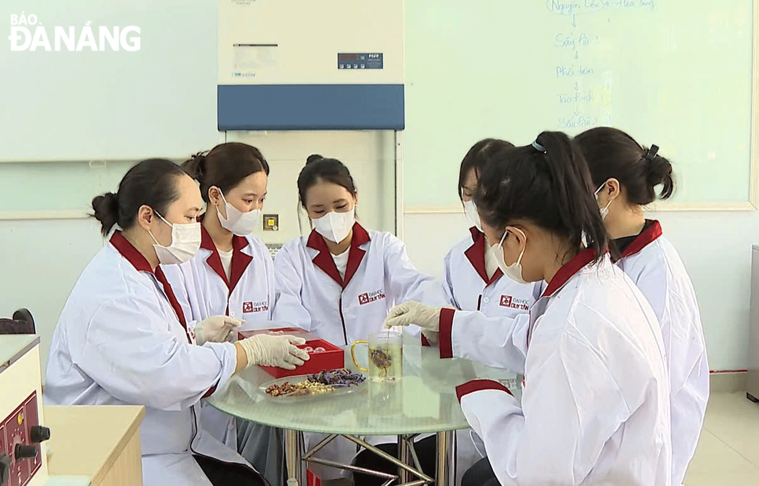 Many scientific research topics of students in Da Nang have impressive products, suitable for reality. IN PHOTO: A group of Duy Tan University's students are researching the product. Photo: VAN HOANG