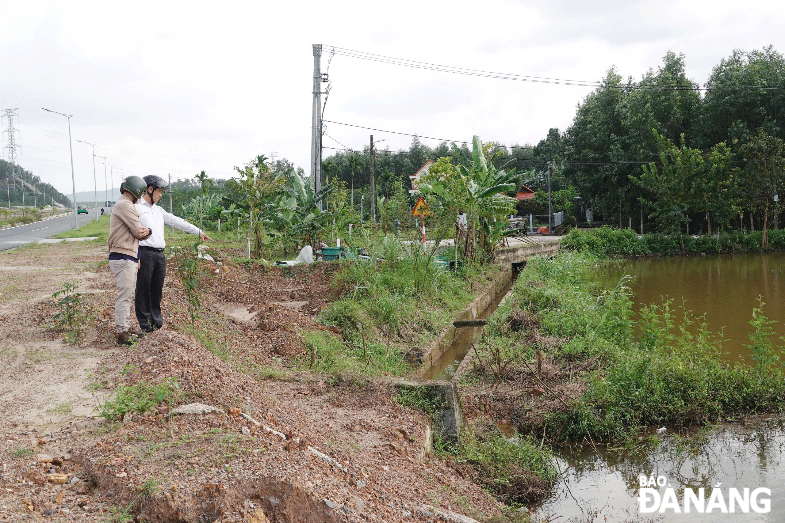 Một khu vực bị ngập bên cạnh tuyến đường vành đai phía tây (ảnh chụp ngày 28-11). Ảnh: VĂN HOÀNG