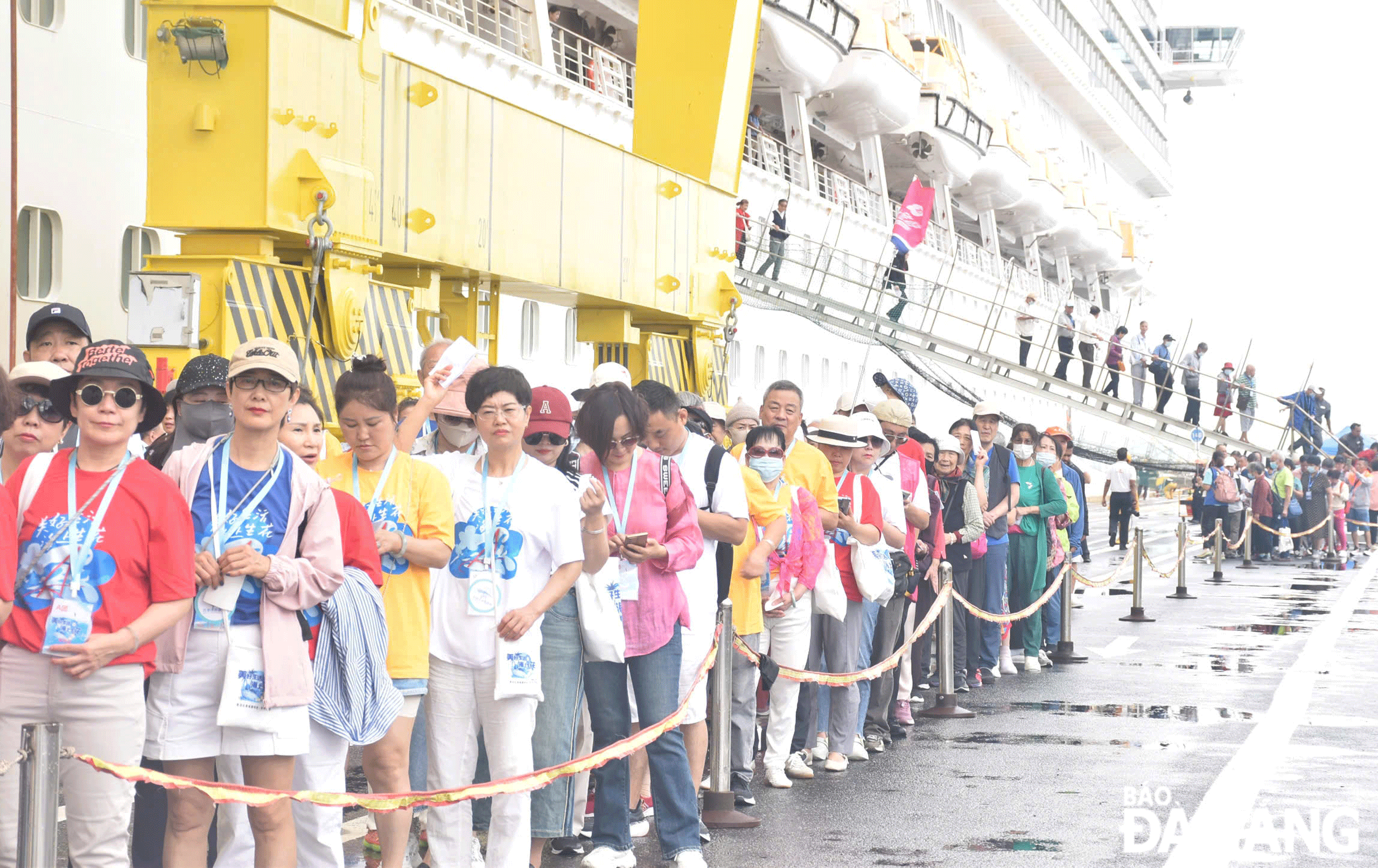 Foreign tourists arrive in Da Nang by cruise ships. Photo: NGOC HA