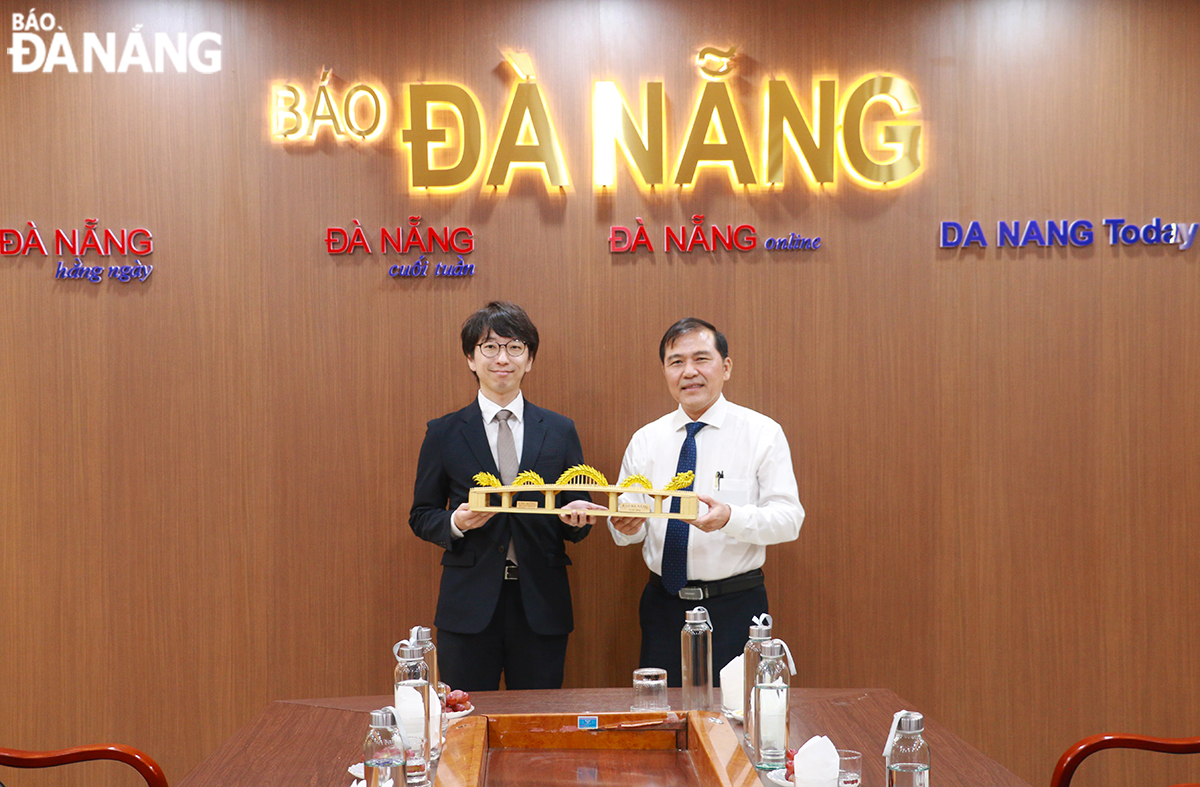 Editor-in-Chief of Da Nang Newspaper Nguyen Duc Nam (right) presents a souvenir to Mr. Terado Hirotsugu. Photo: T.PHUONG