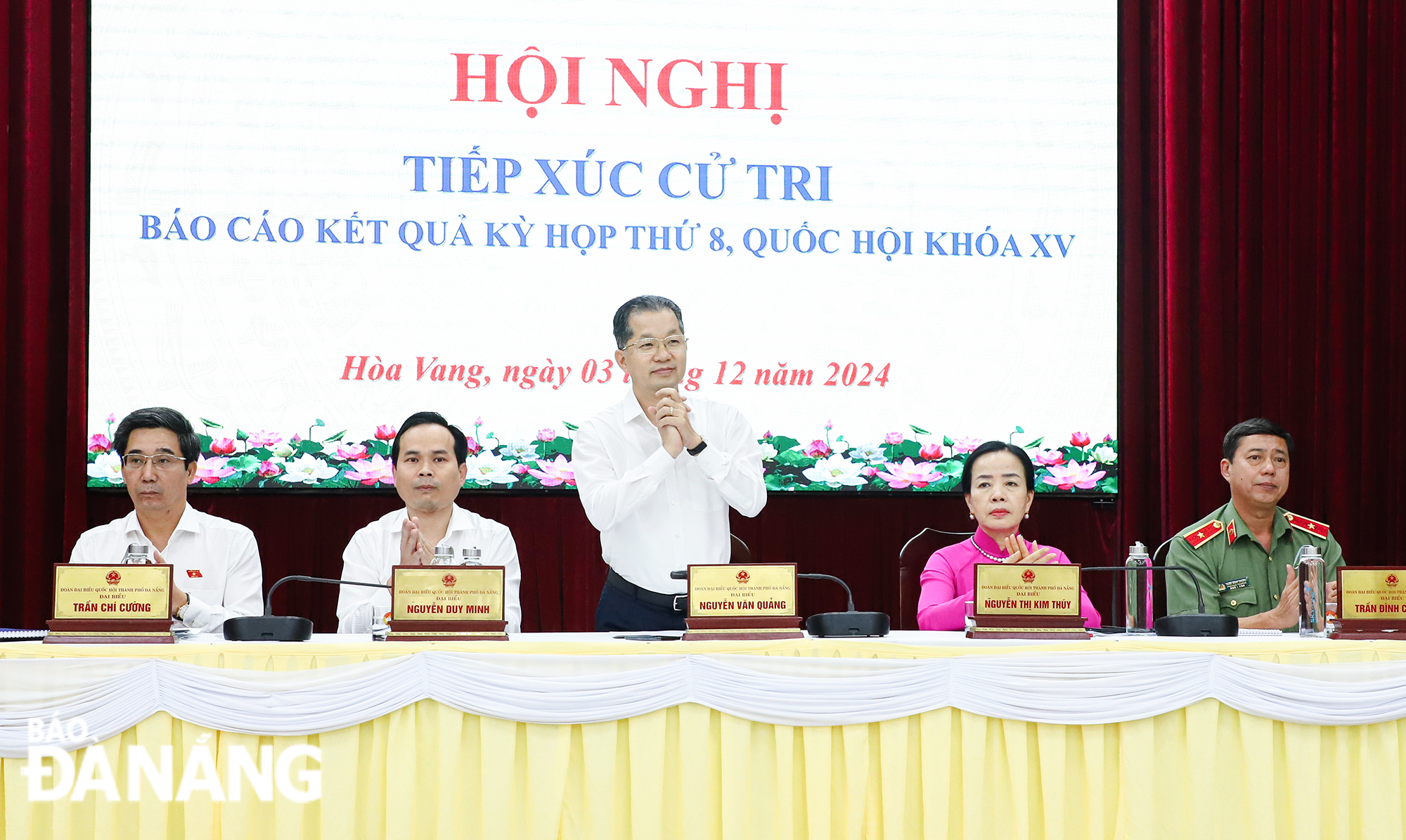 Bí thư Thành ủy Nguyễn Văn Quảng (giữa) cùng các đại biểu Quốc hội tiếp xúc cử tri. Ảnh: NGỌC PHÚ