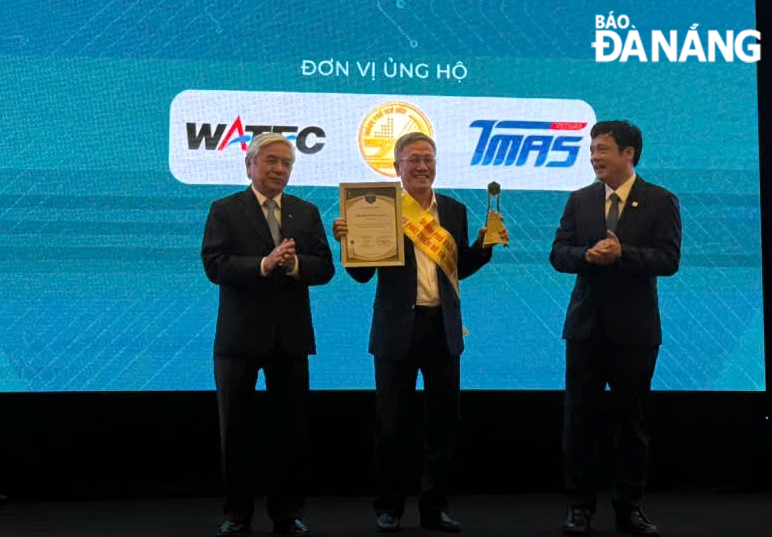 Mr. Nguyen Quang Thanh, Director of the Da Nang Department of Information and Communications (middle) representing the municipal People's Committee received the Viet Nam Smart City Award 2024. Photo: C.THANG - M.QUE