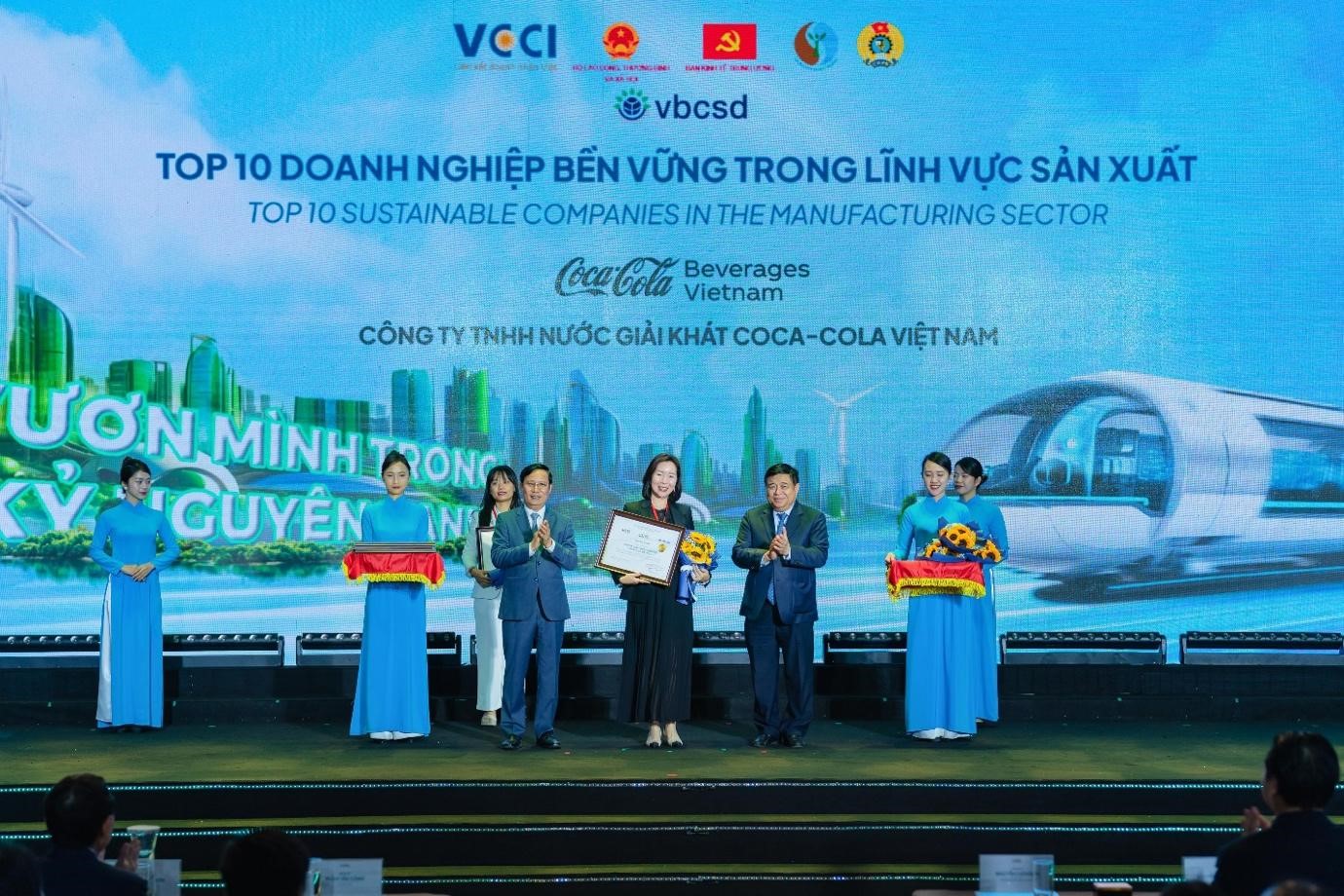 Bà Milly Cheng, Tổng Giám đốc Công ty Coca-Cola Việt Nam, đại diện công ty nhận giải Top 2 Doanh nghiệp Phát triển Bền vững và giải thưởng “Doanh nghiệp tiên phong xây dựng, thực hiện tính công bằng, bình đẳng, bao trùm