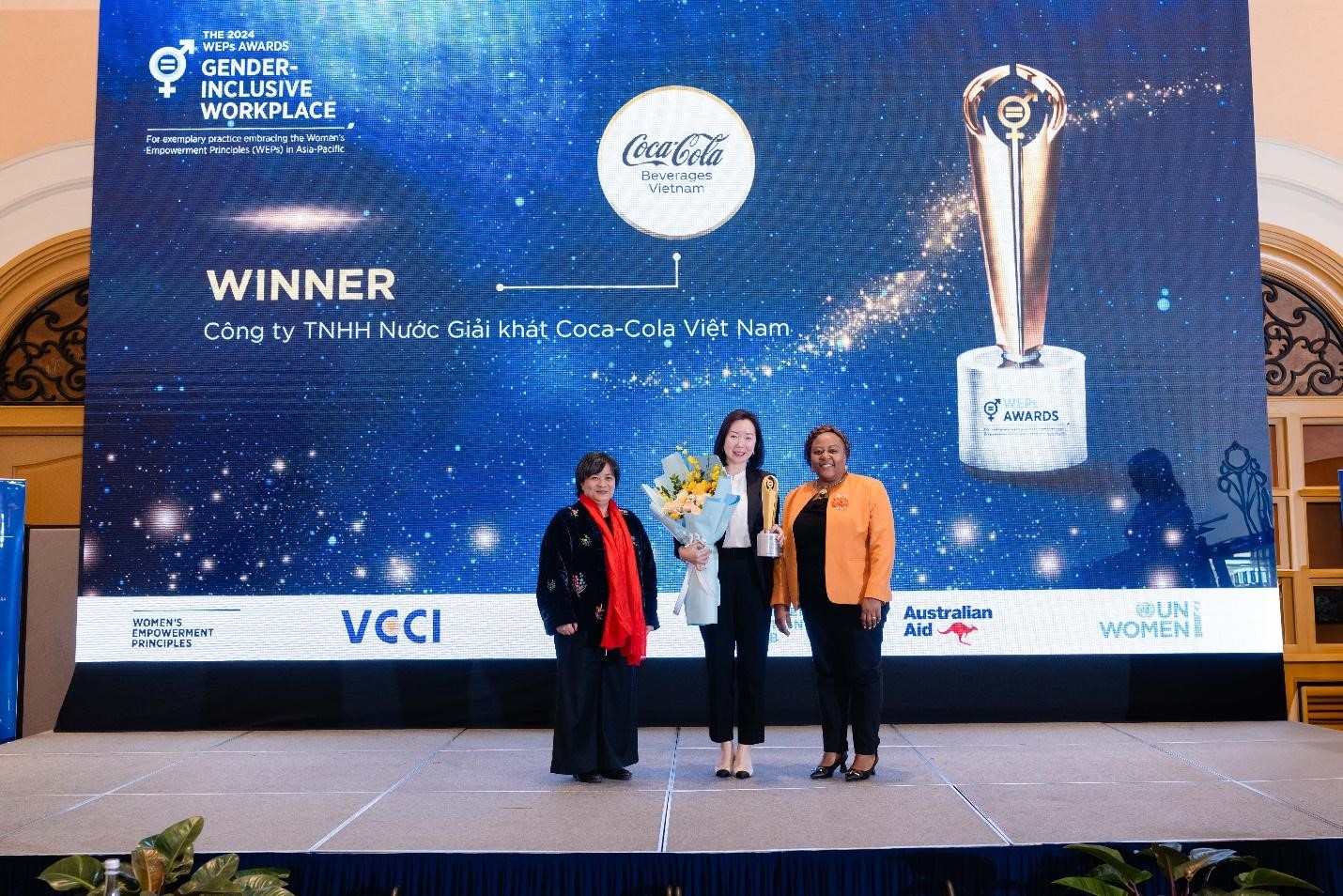 Bà Milly Cheng, Tổng Giám đốc Công ty Coca-Cola Việt Nam, đại diện công ty nhận Giải nhất Giải thưởng “Bình Đẳng Giới Tại Nơi Làm Việc” tại Lễ trao giải Nguyên tắc Trao quyền cho Phụ nữ 2024 bởi UN Women Việt Nam