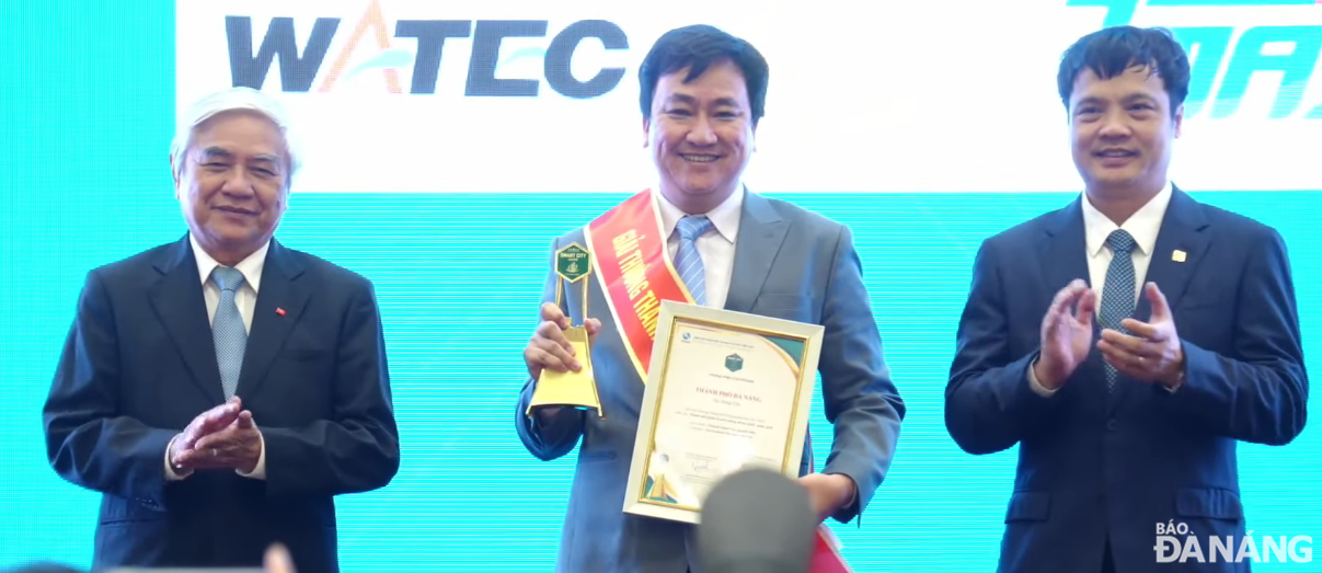 Deputy Director of the Da Nang Department of Natural Resources and Environment Dang Quang Vinh (middle) receiving the award for 