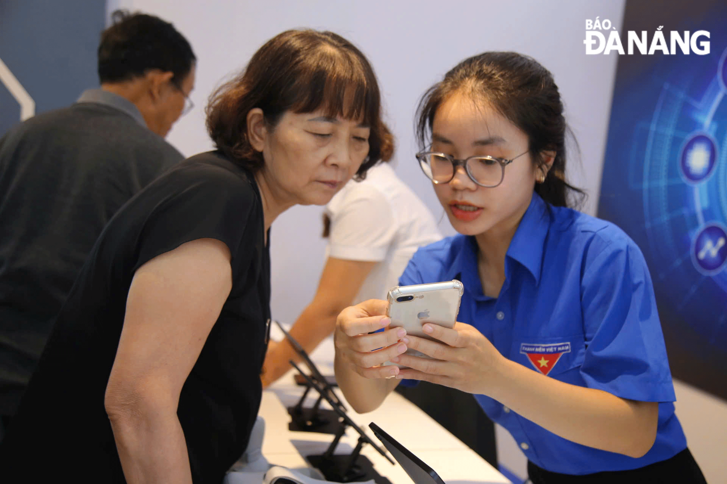 Members of Youth Union organisation of Nam Duong Ward supporting people to raise digital awareness. Photo: CHIEN THANG