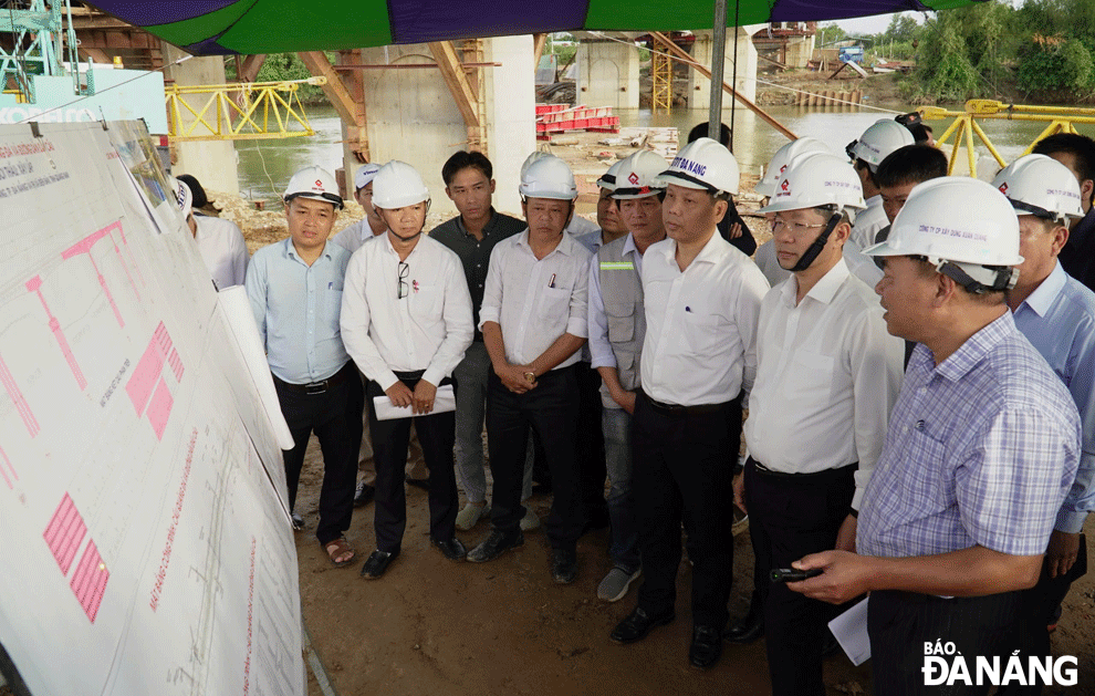 Secretary of the Da Nang Party Committee Nguyen Van Quang (second, right) inspecting the construction project of Quang Da Bridge and the approaching roads. Photo: TRONG HUNG